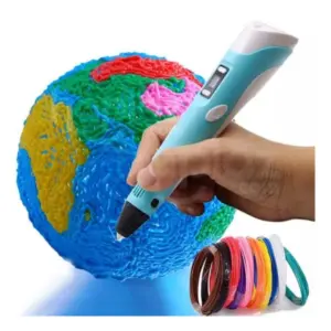 Lápiz 3D celeste y negro con pantalla LCD, dibujando un globo terráqueo texturizado con filamentos de colores sobre fondo blanco, junto a rollos de filamento multicolor.