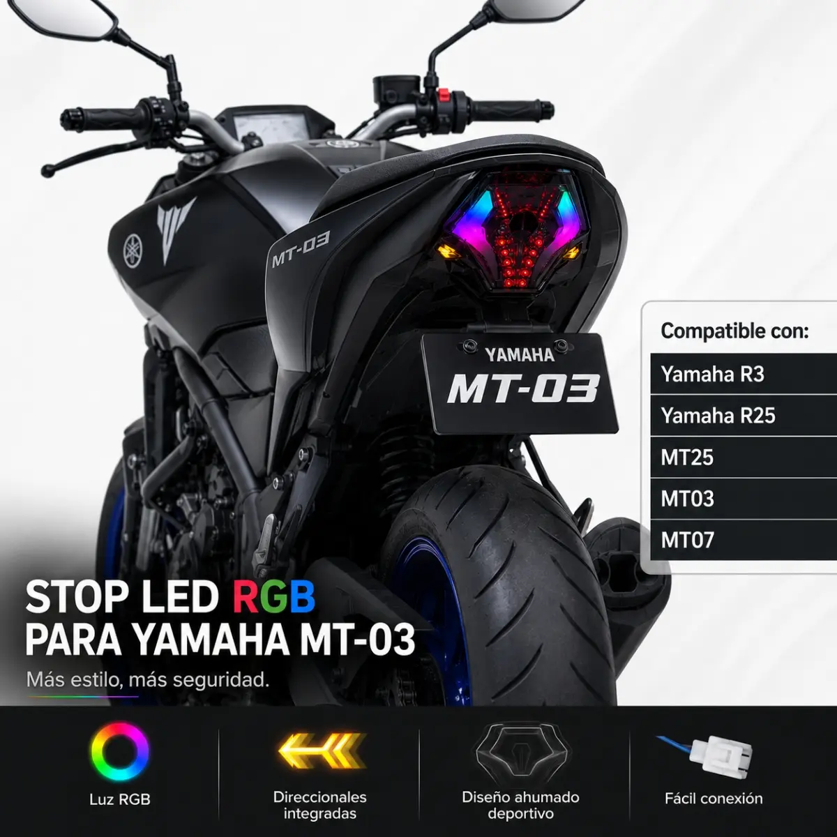 Vista trasera de moto negra con stop LED RGB integrado, diseño ahumado deportivo, direccionales y panel de compatibilidad lateral.