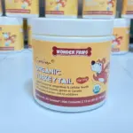 Tarro blanco con etiqueta naranja de suplemento en polvo de hongo cola de pavo para perros, presentación de 60 gramos, ubicado en estantería con otros envases idénticos.