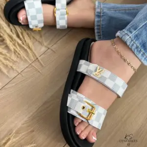 Sandalia casual sin talón con plataforma negra, correas de cuadros blanco y gris, hebilla dorada y detalle LV.