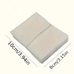 Bolsas de vivero biodegradables blancas de 10x8 cm, apiladas y sujetas con una banda elástica en vista de tres cuartos.
