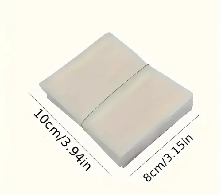 Bolsas de vivero biodegradables blancas de 10x8 cm, apiladas y sujetas con una banda elástica en vista de tres cuartos.