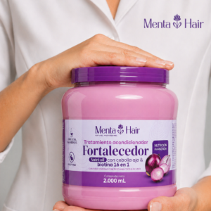 Aplicación del tratamiento bombonera cebolla en el cabello