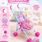 Cochecito de juguete para muñecas con estructura azul claro, detalles en rosa y una muñeca sentada en un asiento con estampado colorido.