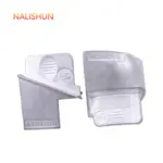 Set de herramientas metálicas plateadas para correas automotrices: un instalador con relieve "INSTALL" y un extractor con relieve "REMOVE".