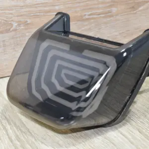 Stop trasero de lujo para moto Boxer CT100, color negro brillante con lente ahumado y diseño aerodinámico visto en ángulo lateral.