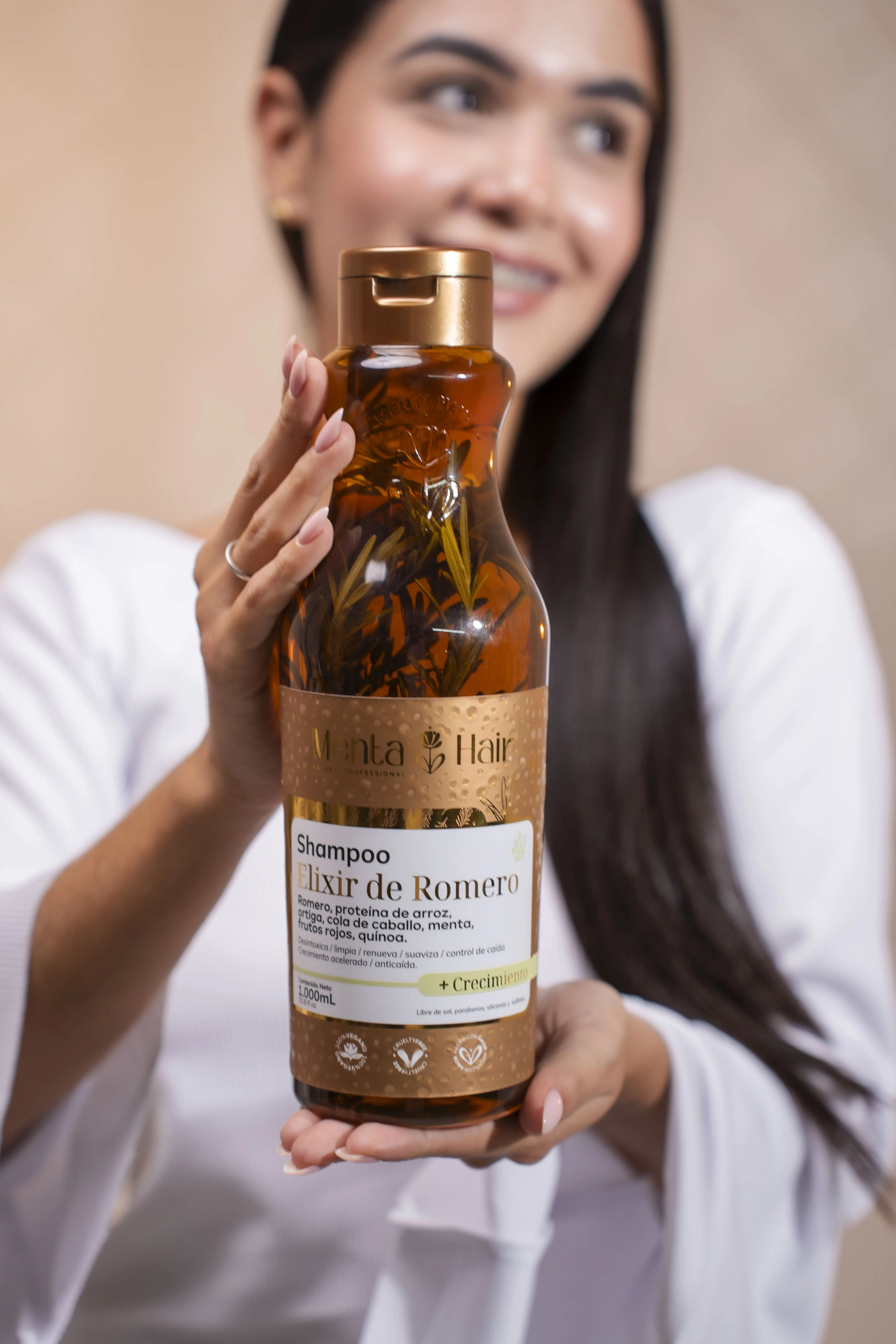 Modelo con cabello sano usando el shampoo elixir de romero