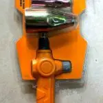 Soplete de gas naranja con mango ergonómico y tres boquillas metálicas intercambiables, empaquetado en blíster con cartón.