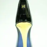 Perfume Carolina Herrera Good Girl en frasco con forma de tacón alto negro y aguja dorada, vista cenital del talón.