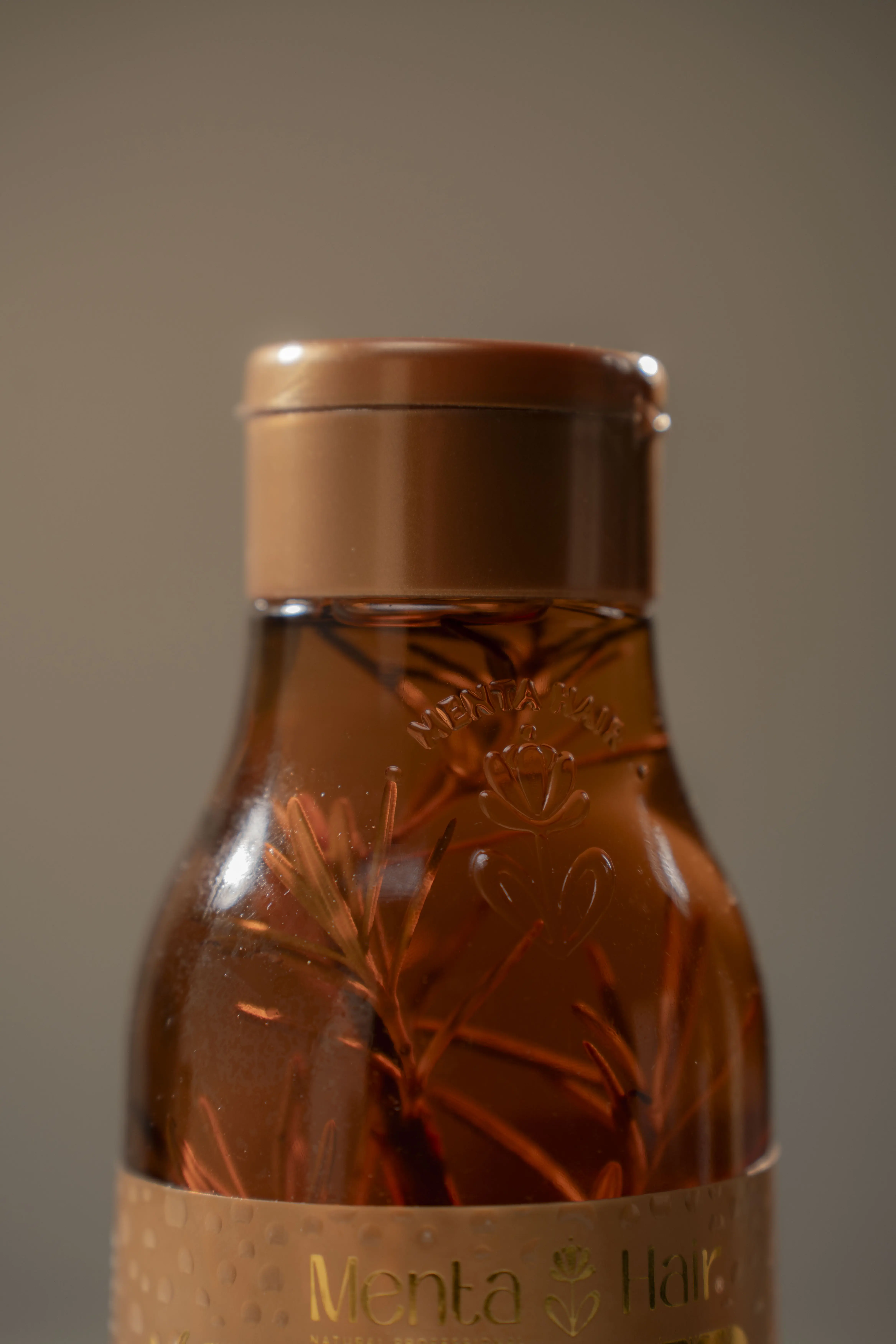 Shampoo de romero junto a otros productos capilares de la línea