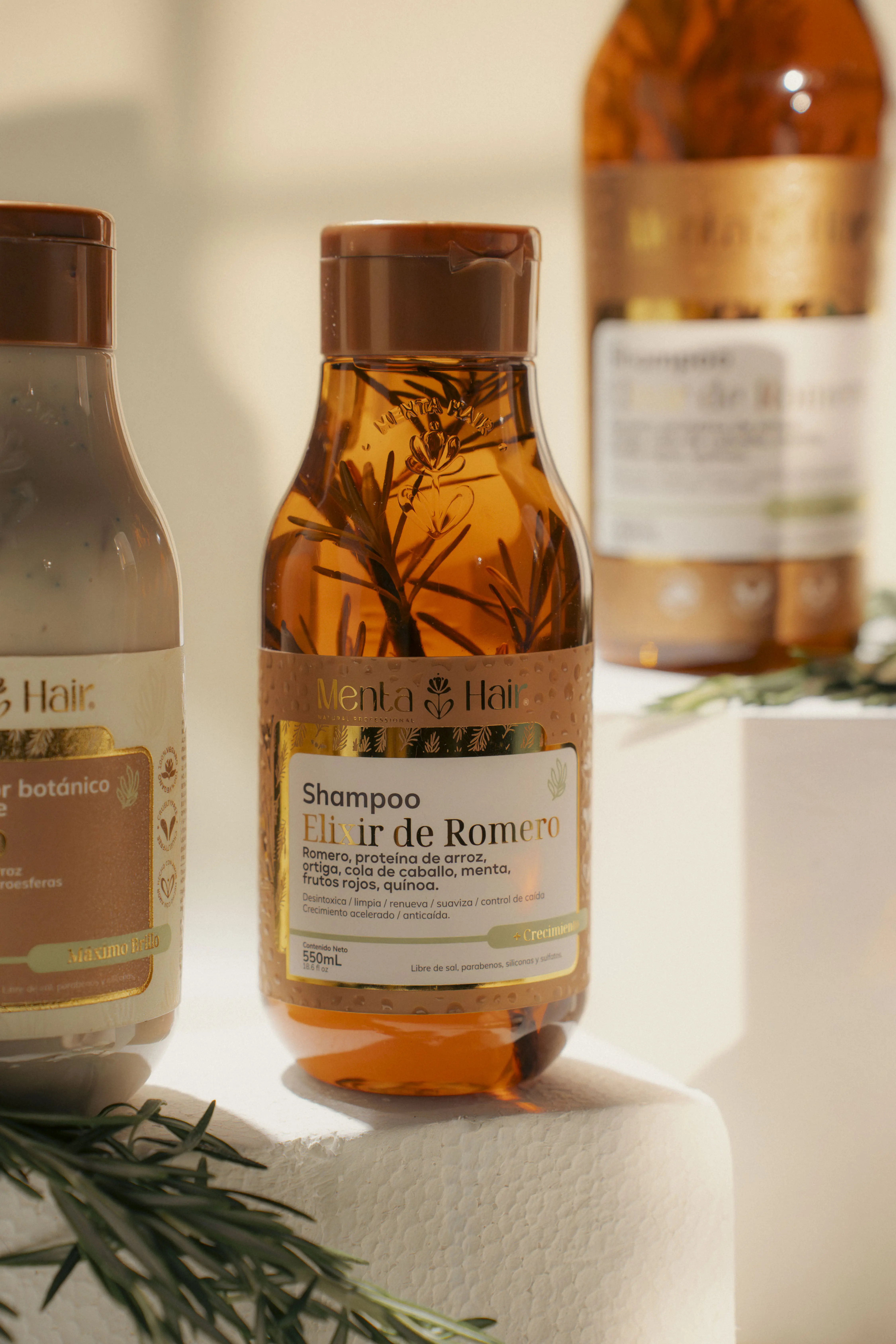 Detalle de la etiqueta del shampoo elixir de romero