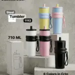 Seis vasos térmicos de acero inoxidable con tapa, popote, funda de silicona y asa de mano, en colores variados, acompañados de su caja de empaque y exhibidos sobre soportes de piedra.