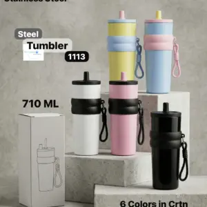 Seis vasos térmicos de acero inoxidable con tapa, popote, funda de silicona y asa de mano, en colores variados, acompañados de su caja de empaque y exhibidos sobre soportes de piedra.