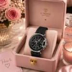 Reloj Tissot para mujer en caja rosa con pulso de goma negro, esfera cronógrafo y diseño deportivo suizo.
