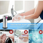 Dispensador de jabón automático plateado en acero inoxidable con sensor táctil junto a lavamanos moderno con manos enjabonadas