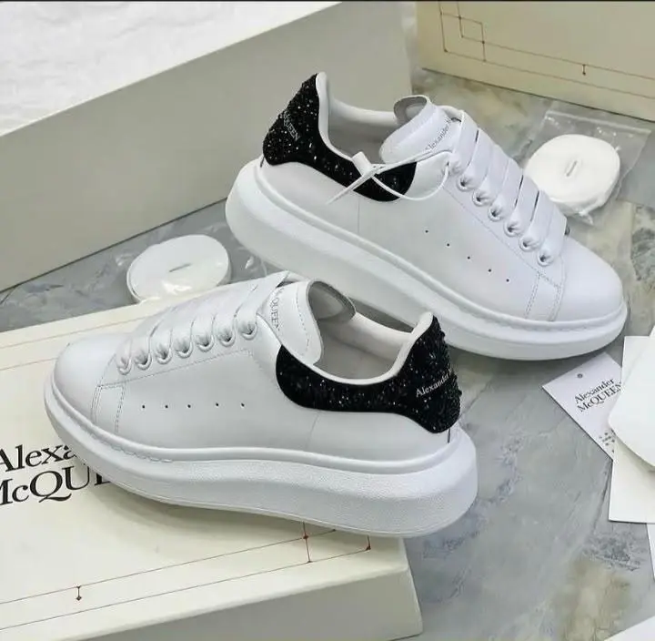 Zapatos Alexander McQueen de cuero blanco con suela gruesa y talón negro brillante con purpurina, en caja con repuestos.