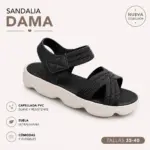 Sandalia Kamiplas negra para dama con tiras de PVC texturizado y suela ondulada color crema ultraliviana. Tallas 35 a 40.