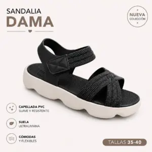Sandalia Kamiplas negra para dama con tiras de PVC texturizado y suela ondulada color crema ultraliviana. Tallas 35 a 40.