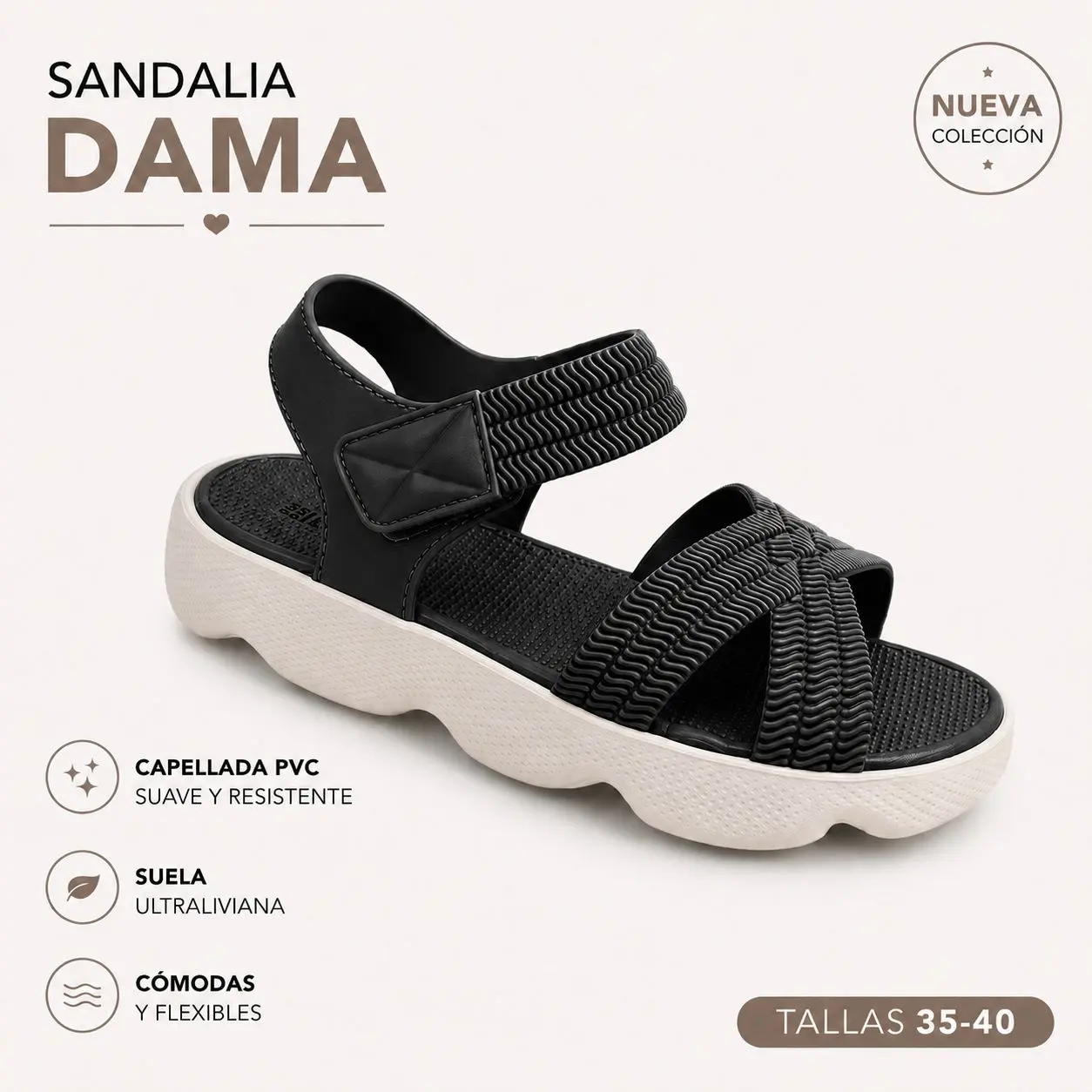 Sandalia Kamiplas negra para dama con tiras de PVC texturizado y suela ondulada color crema ultraliviana. Tallas 35 a 40.