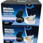 Dos cajas apiladas de parlante y soporte inalámbrico para celular con base multicolor y diseño negro o blanco con diseño LED.