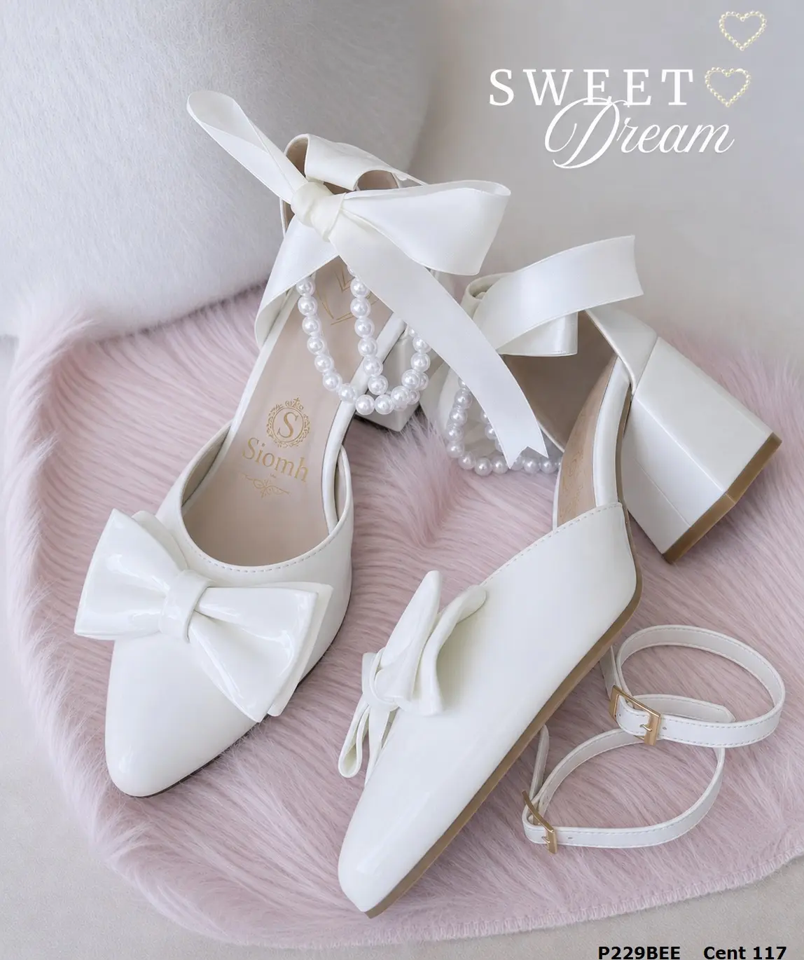 Zapatos de tacón en bloque blancos con perlas y lazo satinado, sobre alfombra rosada.
