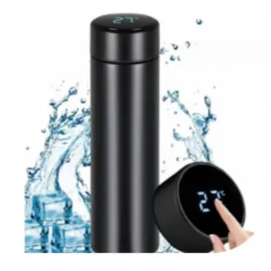Termo digital de acero inoxidable negro mate con pantalla LED táctil que muestra la temperatura, rodeado de agua y cubos de hielo.