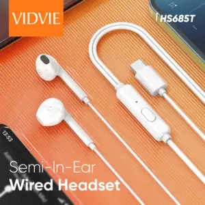 Audífonos blancos semi-in-ear con conector USB Tipo C y control de llamadas sobre superficie de madera naranja. Modelo HS685T.