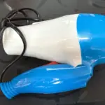 Secador de cabello compacto con mango plegable ideal para viajes y maletas de mano