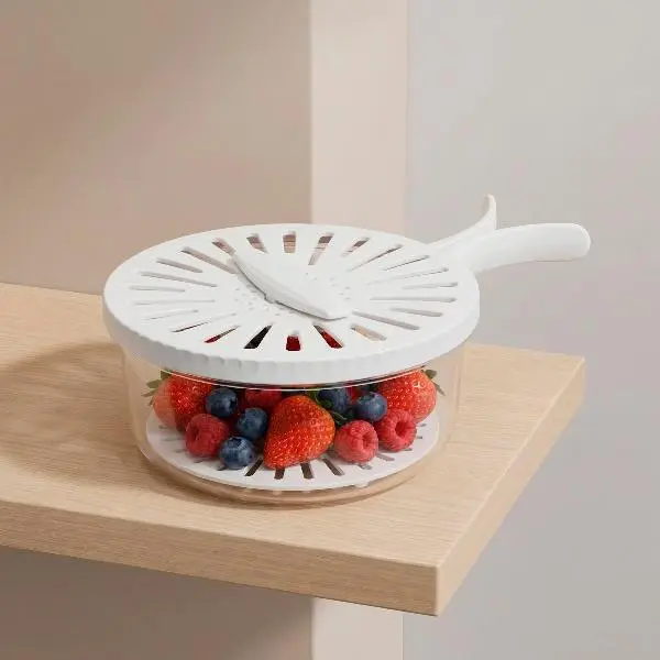 Almacenamiento de fresas y uvas frescas dentro del contenedor en la nevera