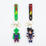 Llaveros de silicona Dragon Ball Z con correas verde y negra, figuras de Piccolo y personaje con armadura, y ganchos metálicos dorados.