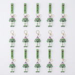 Llaveros de silicona 3D de Buzz Lightyear en verde, blanco y morado, con correas o argollas, organizados en filas sobre fondo blanco.