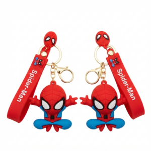 Dos llaveros de silicona de Spider-Man con figura grande sentada en rojo y azul, correa roja con texto y argolla dorada para mochilas.