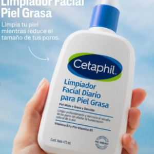 Cetaphil Limpiador Facial para piel grasa y mixta de 473 ml en envase blanco con dosificador azul, sostenido por una mano sobre fondo celeste.