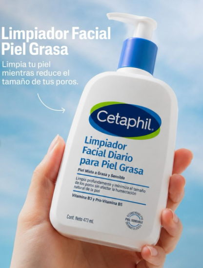 Cetaphil Limpiador Facial para piel grasa y mixta de 473 ml en envase blanco con dosificador azul, sostenido por una mano sobre fondo celeste.