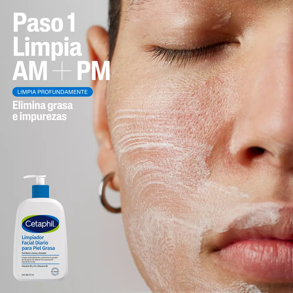 Primer plano de rostro con espuma de Cetaphil Limpiador Facial para Piel Grasa y su envase blanco con dosificador de bomba.