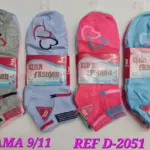 Cuatro paquetes de medias tobilleras para dama en colores gris, azul claro, rosado y celeste, con diseño de corazones, etiquetas y empaque de tres pares.