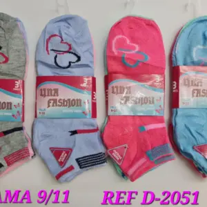 Cuatro paquetes de medias tobilleras para dama en colores gris, azul claro, rosado y celeste, con diseño de corazones, etiquetas y empaque de tres pares.