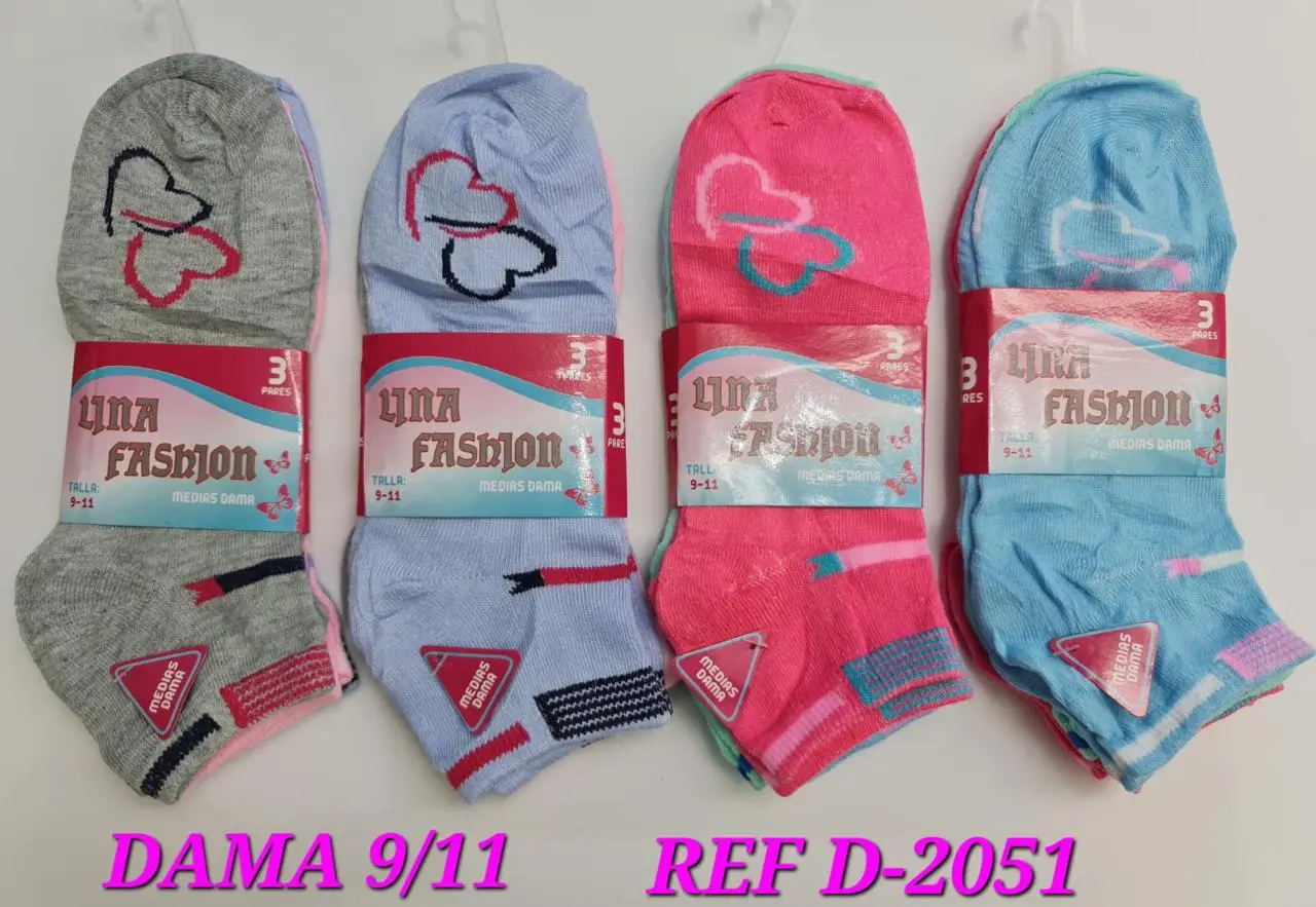 Cuatro paquetes de medias tobilleras para dama en colores gris, azul claro, rosado y celeste, con diseño de corazones, etiquetas y empaque de tres pares.