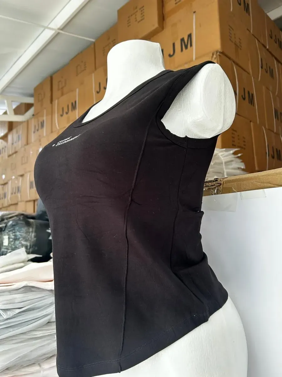Blusa Mujer Ajustada Sin Mangas con Copas y Tela Licrada Stretch - estilizas tu silueta mientras disfrutas comodidad absoluta en tu día a día