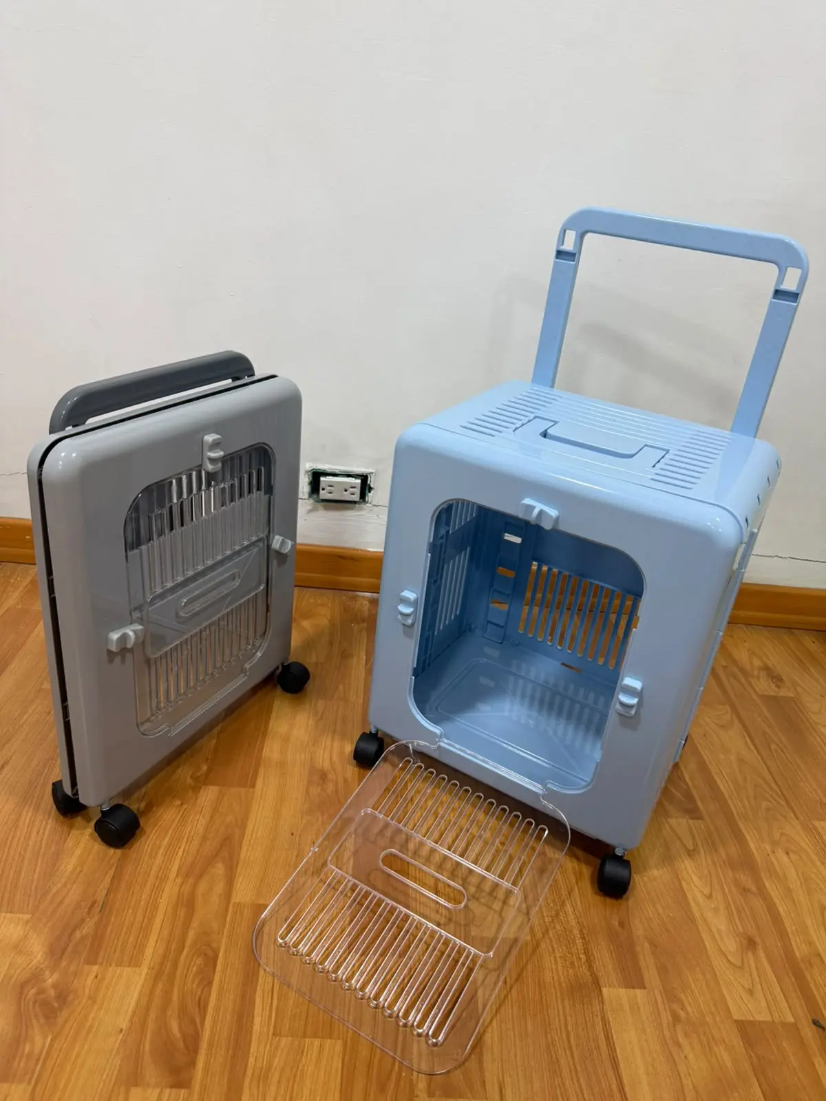 Guacal maleta para mascotas siendo transportado con asa extendida