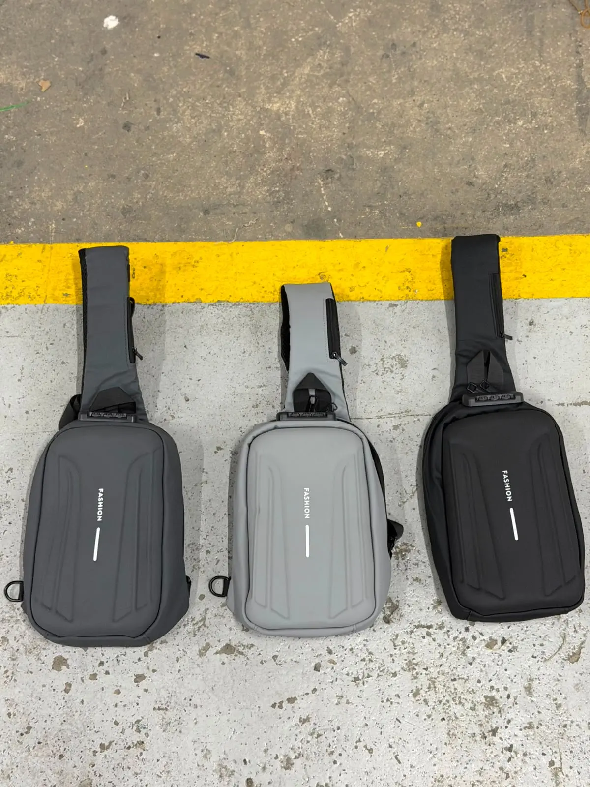 Bolso Crossbody Antirrobo Impermeable con Puerto USB - Protege tus objetos de valor en cada trayecto urbano