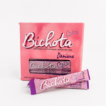 Caja rosa cuadrada de concentrado líquido con el nombre "Bichota" en relieve plateado, acompañada de dos sobres individuales extendidos al frente.