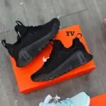 Zapatillas deportivas Nike Free Metcon negras para entrenamiento con diseño flexible y suela ranurada apoyadas sobre su caja naranja original.