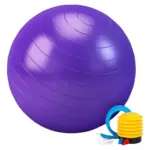 Pelota de yoga púrpura antideslizante con textura de anillos y bomba de aire manual amarilla con manguera azul.