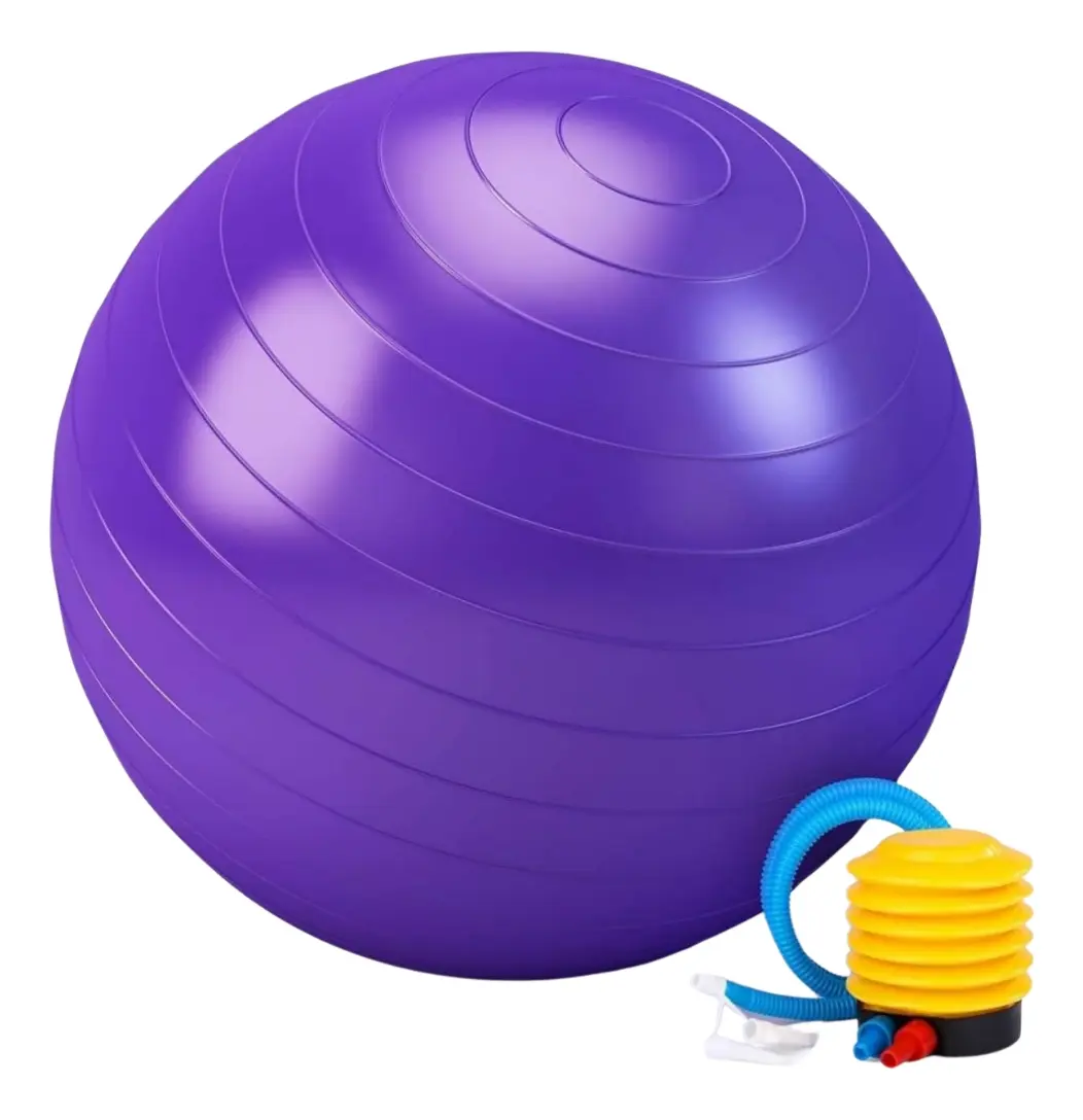 Pelota de yoga púrpura antideslizante con textura de anillos y bomba de aire manual amarilla con manguera azul.