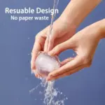 Enjuague de la bola quita pelusa bajo el chorro de agua para reactivar adherencia