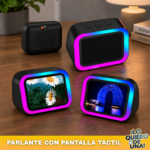 Parlante inteligente con pantalla táctil y bordes LED RGB de colores, acompañado de control remoto, sobre mesa de madera.