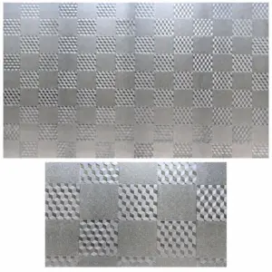 Vinilo decorativo para ventanas con patrón geométrico gris de cubos en relieve, efecto esmerilado que brinda privacidad y deja pasar la luz