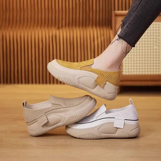 Mocasín ortopédico amarillo perforado en pie de mujer con suela beige gruesa; abajo, dos pares similares en tonos beige y blanco.