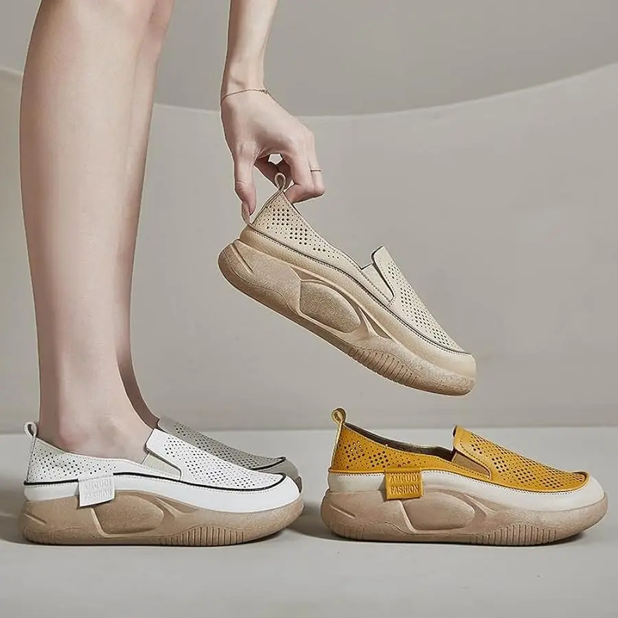 Mocasín ortopédico beis, blanco y amarillo transpirable con suela gruesa antideslizante, mostrado por una mujer.